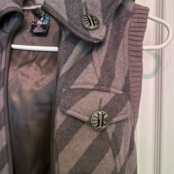 Burton purple Dryride Vest with Hood - Picture 4 of 9